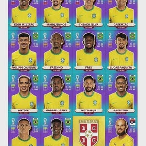 Op de afbeelding: Een vel met voetbalplaatjes, voornamelijk van Braziliaanse spelers in geel en groen. Elke kaart toont de naam, foto en statistieken van een speler. Servische spelers zijn ook vertegenwoordigd, met rode en witte kaarten.