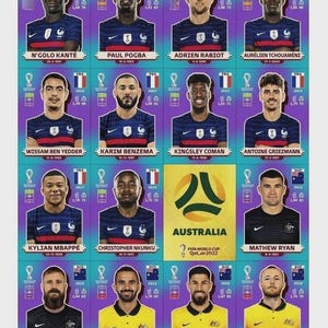 Op de afbeelding: Een verzameling voetbalplaatjes met spelers uit Frankrijk en Australi&euml;. De kaarten tonen spelersportretten, namen, geboortedata en lengtes in meters. De Australi&euml;-kaart bevat het logo van de FIFA World Cup Qatar 2022.