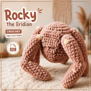 Può includere: Un peluche all'uncinetto color rosa polvere con arti multipli e piccoli accenti color crema. Il testo recita Rocky the Eridian, CROCHET e PDF PATTERN, accompagnato da un'icona PDF. Il peluche presenta una superficie testurizzata in filato.