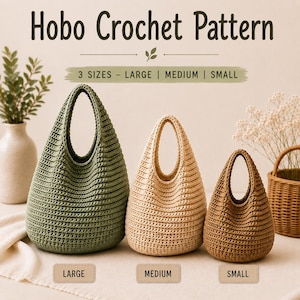Può includere: Uno schema all'uncinetto per borsa hobo in tre dimensioni: grande, media e piccola. L'immagine mostra tre borse nei colori verde salvia, crema e marrone, ciascuna con un manico integrato e un motivo a punto coste testurizzato.
