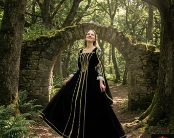 Elegant Black Velvet Renaissance Gown with Gold Embroidery & Lace Cuffs - Medieval Fantasy Cosplay Dress for Women - Vintage Style Gown