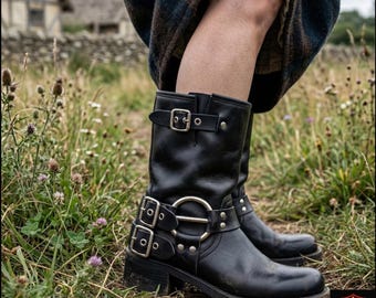 Stivali medievali ArmoCos in pelle microfibra - Stivali da motociclista fantasy rinascimentali neri a metà polpaccio con fibbie e anello argentati per donna