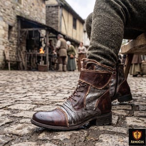 Peut inclure: Une paire de bottines mi-mollet combinant du cuir marron foncé et des panneaux texturés gris vieilli. Ces chaussures présentent un laçage sur le devant, un revers replié au niveau de la cheville et un bout arrondi avec des perforations brogue.