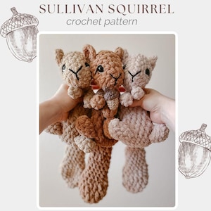 Peut inclure: Trois peluches d'écureuil crochetées dans des tons beiges et bruns sont présentées. Les écureuils ont des yeux noirs et des détails cousus en noir. Le texte "SULLIVAN SQUIRREL crochet pattern" est en haut de l'image.