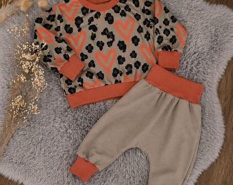 手作りの女の子用セット。ヒョウ柄とハート柄がキュートでモダン、そしてスタイリッシュ。