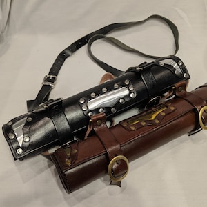 Estuche de cuero elegante para mapas con remaches de metal, ideal para bardos, pergaminos, materiales de arte, tapetes de juego, telescopios, SCA, LARP, cosplay, renacimiento