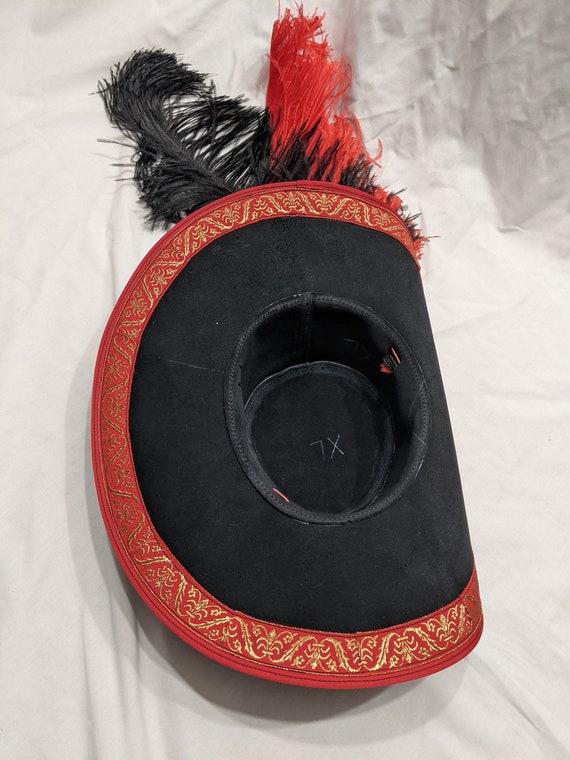  Charades Sombrero pirata de terciopelo para mujer con plumas,  negro/oro rojo, OS, Negro/Rojo Oro : Ropa, Zapatos y Joyería