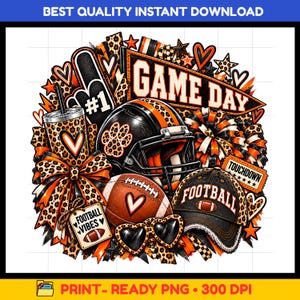 Puede incluir: Un diseño gráfico digital que presenta un casco de fútbol americano, un vaso, una gorra, un balón de fútbol y gafas de sol en forma de corazón. Los elementos están decorados con estampado de leopardo, naranja, negro y blanco, con el texto GAME DAY, FOOTBALL VIBES y TOUCHDOWN.