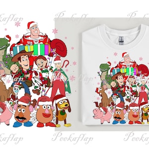 Könnte beinhalten: Weißes T-Shirt mit einem farbenfrohen Motiv von Toy Story-Charakteren mit Weihnachtsmützen. Das Design zeigt Buzz Lightyear, Woody, Rex und andere Figuren, ideal für Weihnachtsfeiern.