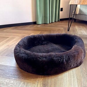Pu&ograve; includere: Set di tre tazze in ceramica con finitura opaca e macchiettata. Le tazze sono nei toni del crema, grigio chiaro e grigio scuro. Design semplice e minimalista.