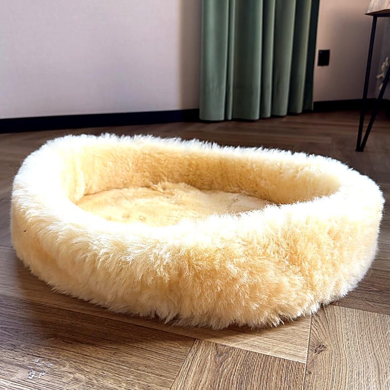 Pu&ograve; includere: Un cartello in legno rustico con la scritta "Welcome to our home" in lettere bianche. Il cartello presenta una finitura invecchiata e un design semplice e accogliente, ideale per la decorazione.