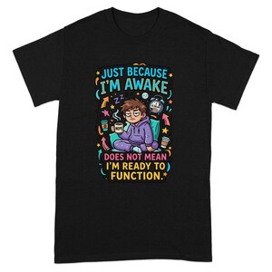 Camiseta "Despierto pero no funcionando" / Camiseta divertida para personas anti-madrugadoras / Regalo ideal para introvertidos soñolientos / Camiseta con humor para amantes del café para ella y para él.