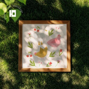 Pode incluir: Uma impressão emoldurada com uma ilustração lúdica de um pato, duas galinhas, cerejas, folhas e flores. A obra de arte é colocada sobre um fundo branco e emoldurada em uma moldura de madeira natural. A impressão é exibida sobre grama verde.