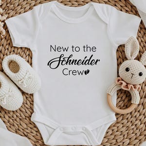 New to the Crew, Neu in der Familie, Personalisiert mit Namen, Babybody
