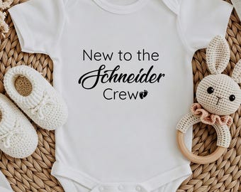 New to the Crew, Neu in der Familie, Personalisiert mit Namen, Babybody