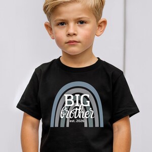 Big Brother T-Shirt Personalisiert mit Jahr – Geschenk zur Schwangerschaft & Geburt 2026, Schwangerschaftsankündigung