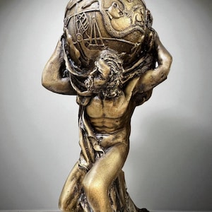 Atlasbeeld – Griekse mythologie sculptuur in bronslook, beeldje wereld op schouders