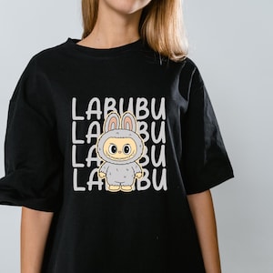 Diseño de camiseta personalizada de dibujos animados de Labubu / Gráfico de anime kawaii / Descarga digital PNG