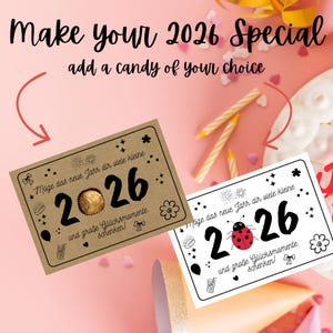 Può includere: Vengono mostrati due biglietti di auguri con l'anno "2026". Uno è marrone con una caramella dorata, l'altro è bianco con una coccinella. I biglietti hanno testo tedesco e sono decorati con stelle e fiori. Il testo "Make your 2026 Special" è in alto.