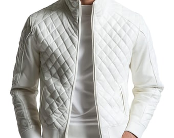 Könnte beinhalten: Eine weiße Steppjacke mit Stehkragen und Frontreißverschluss. Die Jacke hat ein Rautenmuster und gerippte Bündchen und Saum. Die Jacke ist aus einem glatten, möglicherweise lederartigen Material gefertigt.