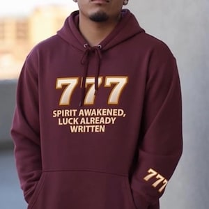 Moletom com Capuz 777 Spirit Awakened | Detalhe da Manga com o Número do Anjo 777 | Moda Espiritual Urbana
