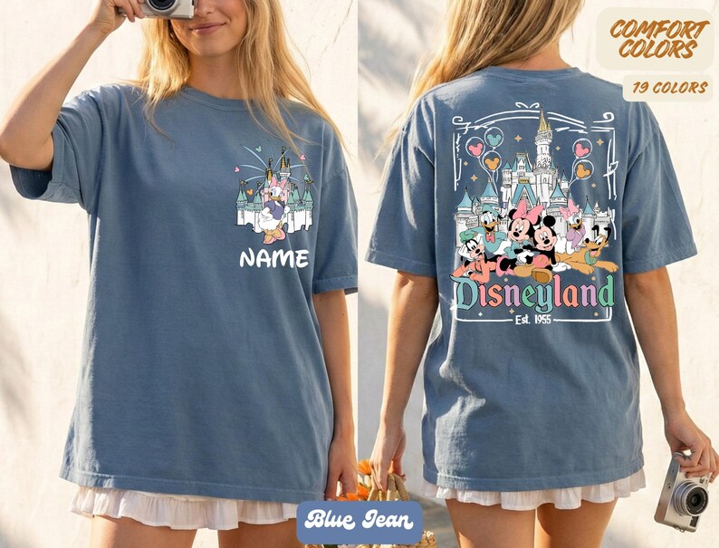 Puede incluir: Camiseta azul vaquero con dise&ntilde;o de Disneyland. La parte delantera tiene un gr&aacute;fico de dibujos animados con el nombre "NAME". La parte trasera presenta un castillo y personajes de Disneyland con el texto "Disneyland Est. 1955". Disponible en 19 colores.