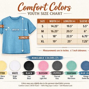 Puede incluir: Una camiseta azul claro para j&oacute;venes con una tabla de tallas y opciones de color. La tabla muestra las medidas en pulgadas para el ancho, el largo y el largo de la manga. Los colores disponibles incluyen Butter, White, Black, Blossom, Pepper, Seafoam y Blue Jean.