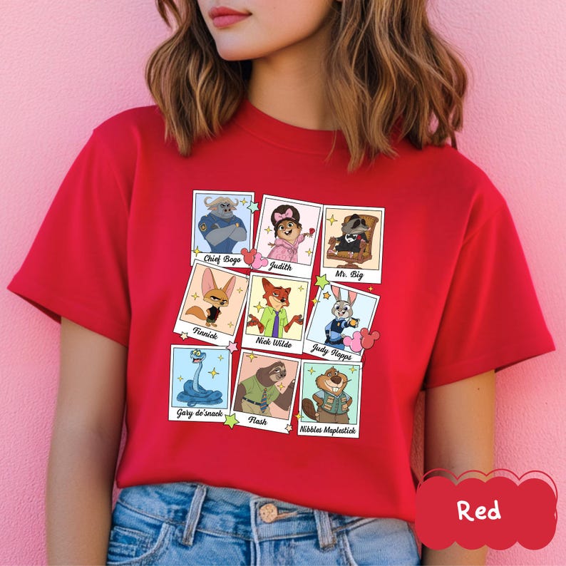 Peut inclure: Un t-shirt rouge avec un collage de personnages de Zootopie dans des cadres polaro&iuml;d, dont Finnick, Nick Wilde et Judy Hopps. Le mot "Red" est imprim&eacute; en bas. Le t-shirt pr&eacute;sente des personnages comme Chief Bogo et Mr. Big.