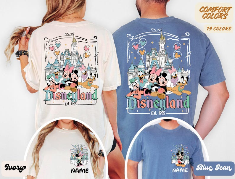 Puede incluir: Camisetas marfil y azul vaquero con un dise&ntilde;o de Disneyland que muestra a Mickey, Minnie, Donald, Daisy y Goofy frente a un castillo. Las camisetas tienen el texto "Disneyland Est. 1955". Disponibles en 19 colores.