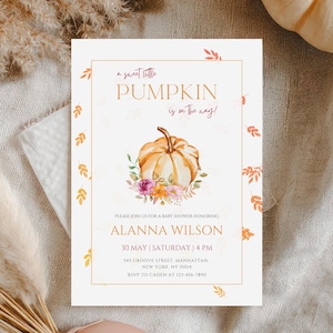 以下が含まれることがあります： A sweet little PUMPKIN is on the way!, ALANNA WILSON, 10 MAY | SATURDAY | 4 PMと住所詳細が記載された長方形のベビーシャワー招待状。中央には花とオレンジ色の葉で飾られた水彩画風のカボチャが描かれており、周囲はオレンジ色の葉のボーダーで囲まれています。