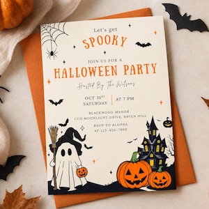 Puede incluir: Una tarjeta de invitación para una fiesta de Halloween de color crema con texto en naranja y negro que dice Let's get SPOOKY JOIN US FOR A HALLOWEEN PARTY. El diseño incluye un fantasma con una escoba, dos calabazas, una casa y murciélagos.