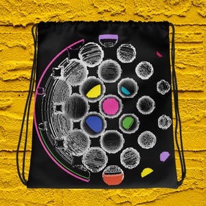 Puede incluir: Mochila con cordón negra con un diseño abstracto y colorido. El diseño incluye un semicírculo con un patrón blanco texturizado y una serie de círculos coloridos en amarillo, rosa, azul y verde. La bolsa tiene cordones negros y un fondo amarillo.