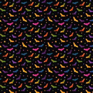 Peut inclure: Un motif répété de chauves-souris et d'étoiles colorées sur fond noir. Les chauves-souris sont dans des tons orange, jaune, vert, violet, rose et bleu. Les étoiles sont jaunes et violettes.