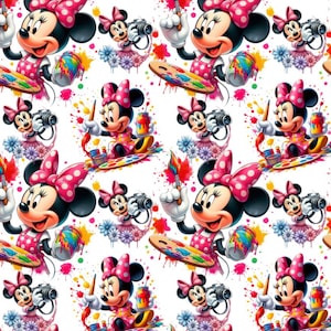 Może przedstawiać: Powtarzający się wzór z Minnie Mouse w różnych artystycznych pozach. Minnie ma na sobie różową kokardę w kropki, fartuch i sukienkę, trzyma pędzle, palety i kolorowe pojemniki z farbą. Tło jest białe z kolorowymi plamami farby i kwiatami.