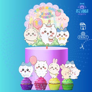 Puede incluir: Una tarta de cumpleaños con base morada y adornos de animales de dibujos animados. Los adornos incluyen conejos, osos y gatos, con una pancarta que dice "Happy Birthday". Cupcakes con glaseado colorido y adornos en la base.