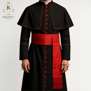 Batina Católica Romana com Capa – Veste Clerica Preta com Debrum Vermelho e 33 Botões, Traje Litúrgico de Bispo e Padre – Faixa Grátis