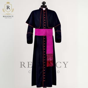 Batina católica religiosa com capa – Veste clerical preta com debrum roxo e 33 botões, traje litúrgico de bispo e padre – Faixa grátis