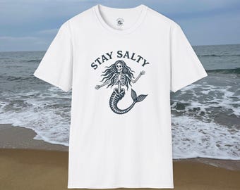 Camiseta unissex com esqueleto de sereia Stay Salty, Halloween, camiseta engraçada com estampa de sereia, presente para amantes do oceano, verão, clima costeiro