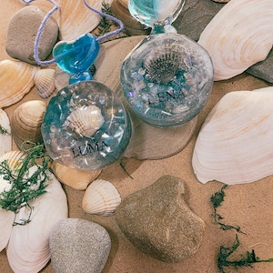 Personalisierte Ocean Resin Halskette mit echten Muscheln und Sand - Individuell handgefertigt