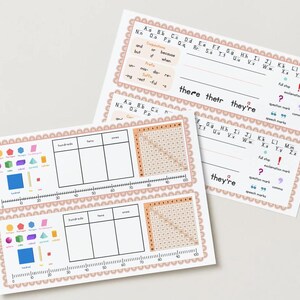 Puede incluir: Dos hojas de trabajo educativas con un borde melocotón claro. Una presenta el alfabeto, la puntuación y las palabras «there, their, they're». La otra tiene tablas de valor posicional y una recta numérica.