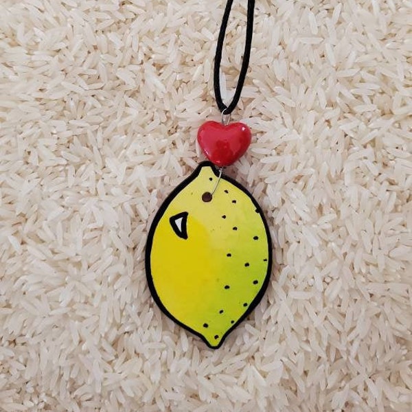 Retro Lemon Love Wood Main Painted Pendant Necklace, Design original par Vivian Estalella