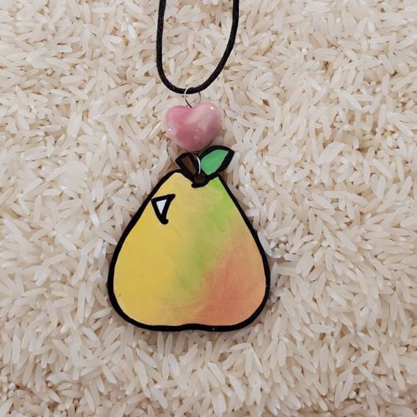 Retro Pear Love Main Painted Pendant Necklace, Design original par Vivian Estalella