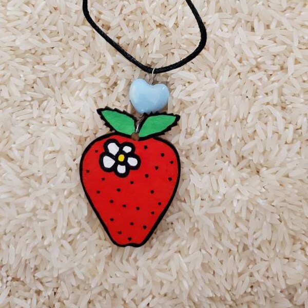 Retro Strawberry Love Wood Main Painted Pendant Necklace, Original Design par Vivian Estalella