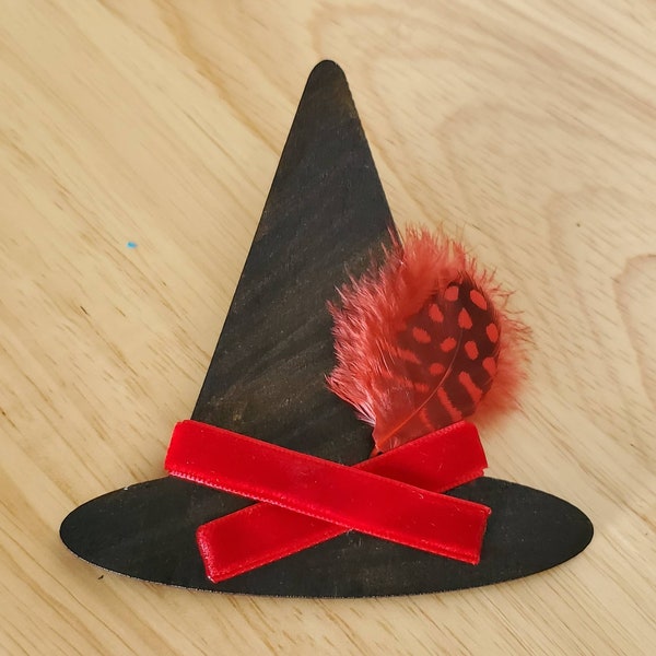 Rétro Wood RED Witch Hat with Feathers Broche / Pin, Peint à la main Original Design par Vivian Estalella Gryffindor Witch Hat