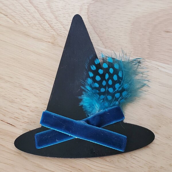 Rétro Wood Aqua Witch Hat with Feathers Halloween Broche / Pin, Peint à la main Original Design par Vivian Estalella