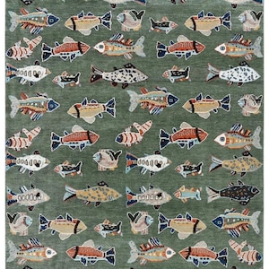 手織りウシャクフィッシュラグ – グリーンの海岸風ウールラグ、航海をテーマにした子供部屋用ラグ、風変わりな海の生き物柄エリアラグ、トルコ産ウシャクカーペット