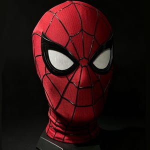 以下が含まれることがあります： 斑点のあるマット仕上げのセラミックマグカップ3個セット。各マグカップは、ライトブルー、クリーム、グレーと異なる色です。マグカップはシンプルでモダンなデザインで、持ちやすいハンドルが付いています。