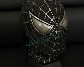 フェイスシェルとマグネット式レンズを備えた、特注の黒いスパイダーマンマスク。