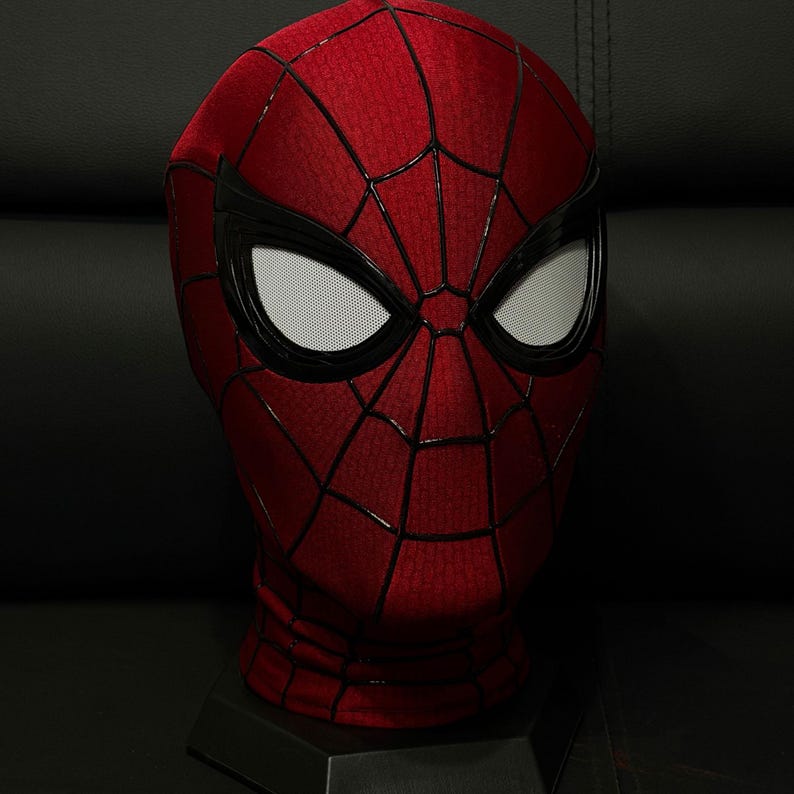 以下が含まれることがあります： 黒い持ち手と「But first, coffee」の文字が黒い手書き風フォントで書かれた白いセラミックマグ。マグカップは白い表面に置かれています。