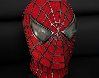 フェイスシェルとマグネット式レンズを備えた、特注の赤いスパイダーマンマスク。